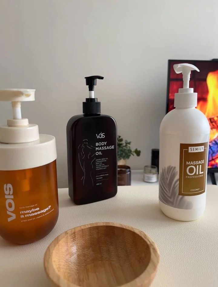 Три бутылки массажного масла: VOIS, VDS Body Massage Oil
                    и Semily Professional Coconut